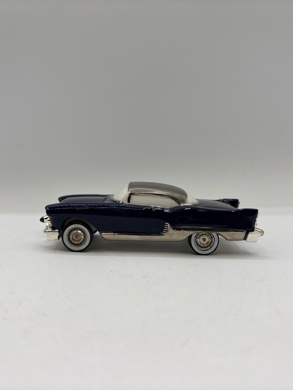 Dept 56 2003 Snow Village Classic Cars 1957 Cadillac Eldorado Brougham 56.55536